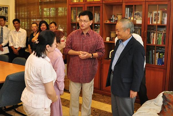 dr higa.JPG - Mr Soo Lee Choo (centre) practices the Transcendental Meditation Sidhi Programme and coordinated the EM (Effective Micro-organism) project. Prof Dr Teruo Hig (right) was responsible for initiating the EM project, which was first carried out in the world and launched in Penang.